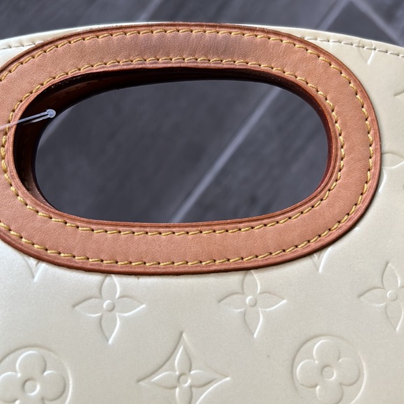 Louis Vuitton monogram vernis maple Patent clutch preloved with stains and flaws - Picture 7 of 9